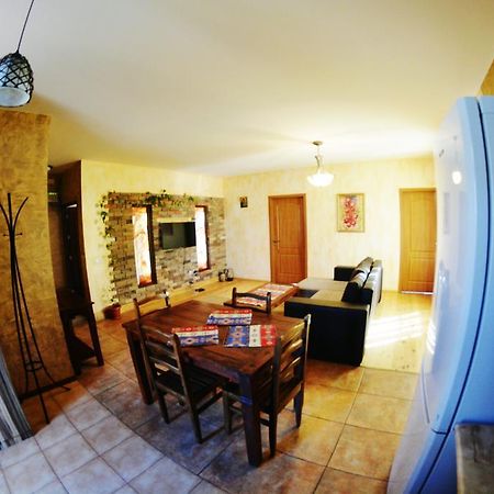 Family Mini-Hotel Martirosyan'S And Tours Yerevan Ngoại thất bức ảnh