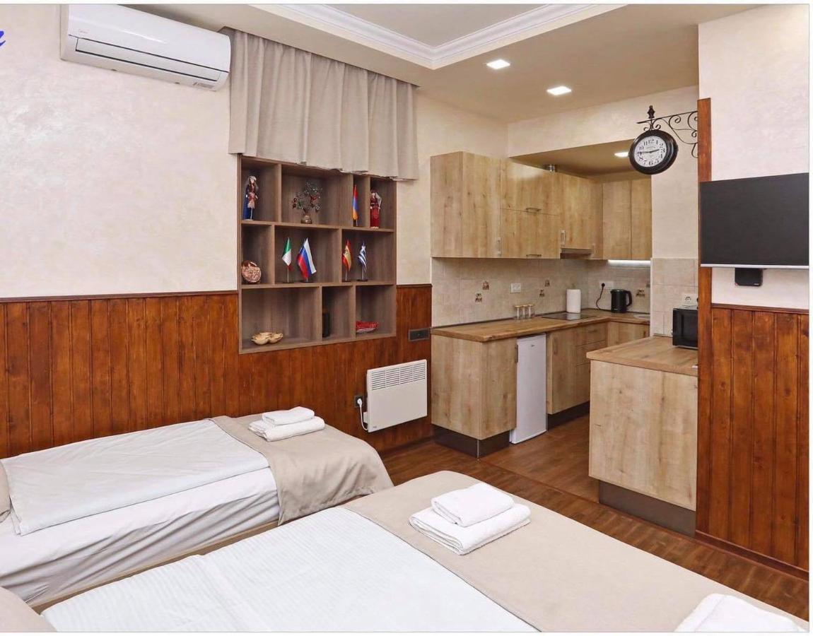 Family Mini-Hotel Martirosyan'S And Tours Yerevan Ngoại thất bức ảnh