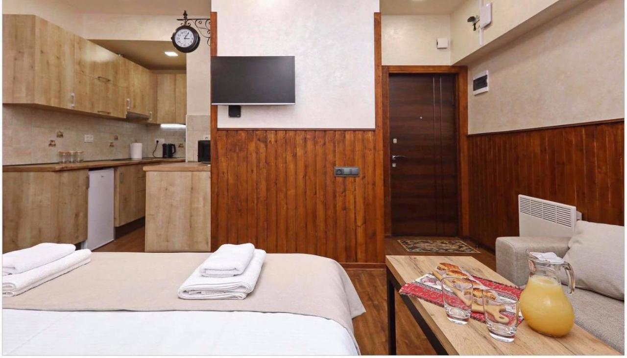 Family Mini-Hotel Martirosyan'S And Tours Yerevan Ngoại thất bức ảnh