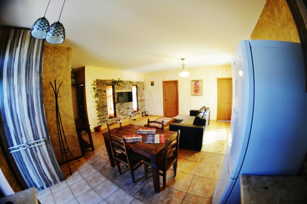 Family Mini-Hotel Martirosyan'S And Tours Yerevan Ngoại thất bức ảnh
