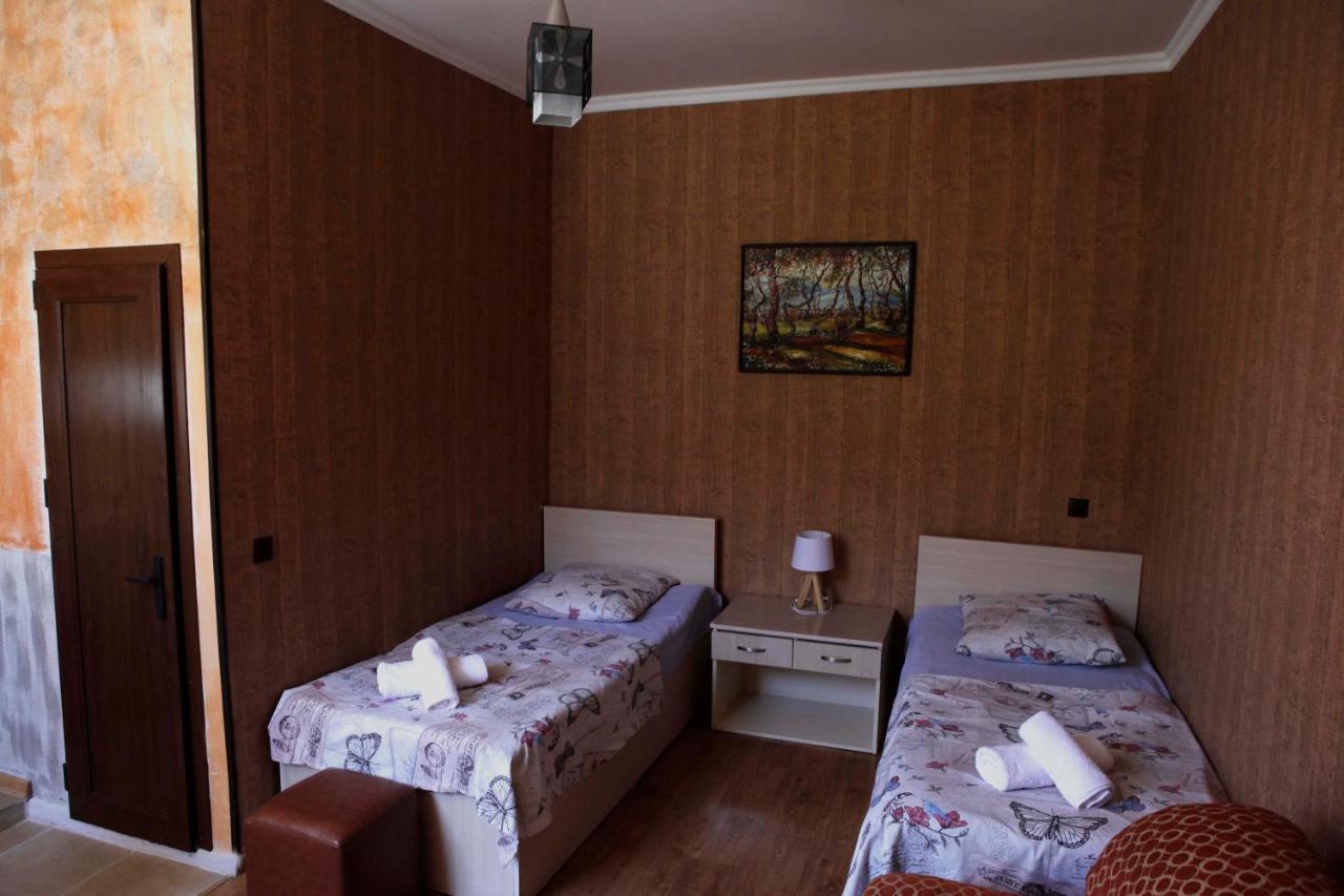 Family Mini-Hotel Martirosyan'S And Tours Yerevan Ngoại thất bức ảnh