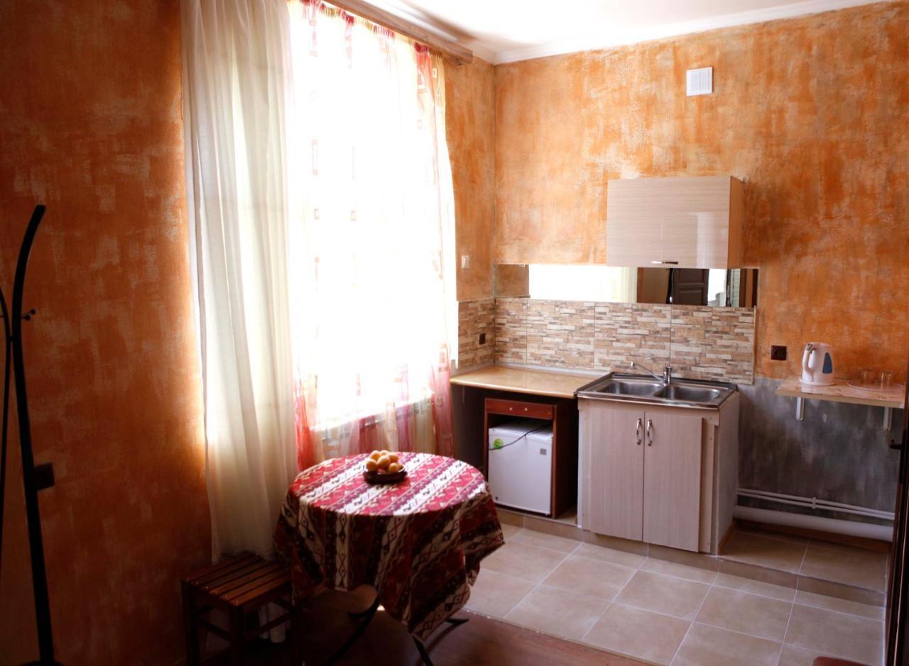 Family Mini-Hotel Martirosyan'S And Tours Yerevan Ngoại thất bức ảnh
