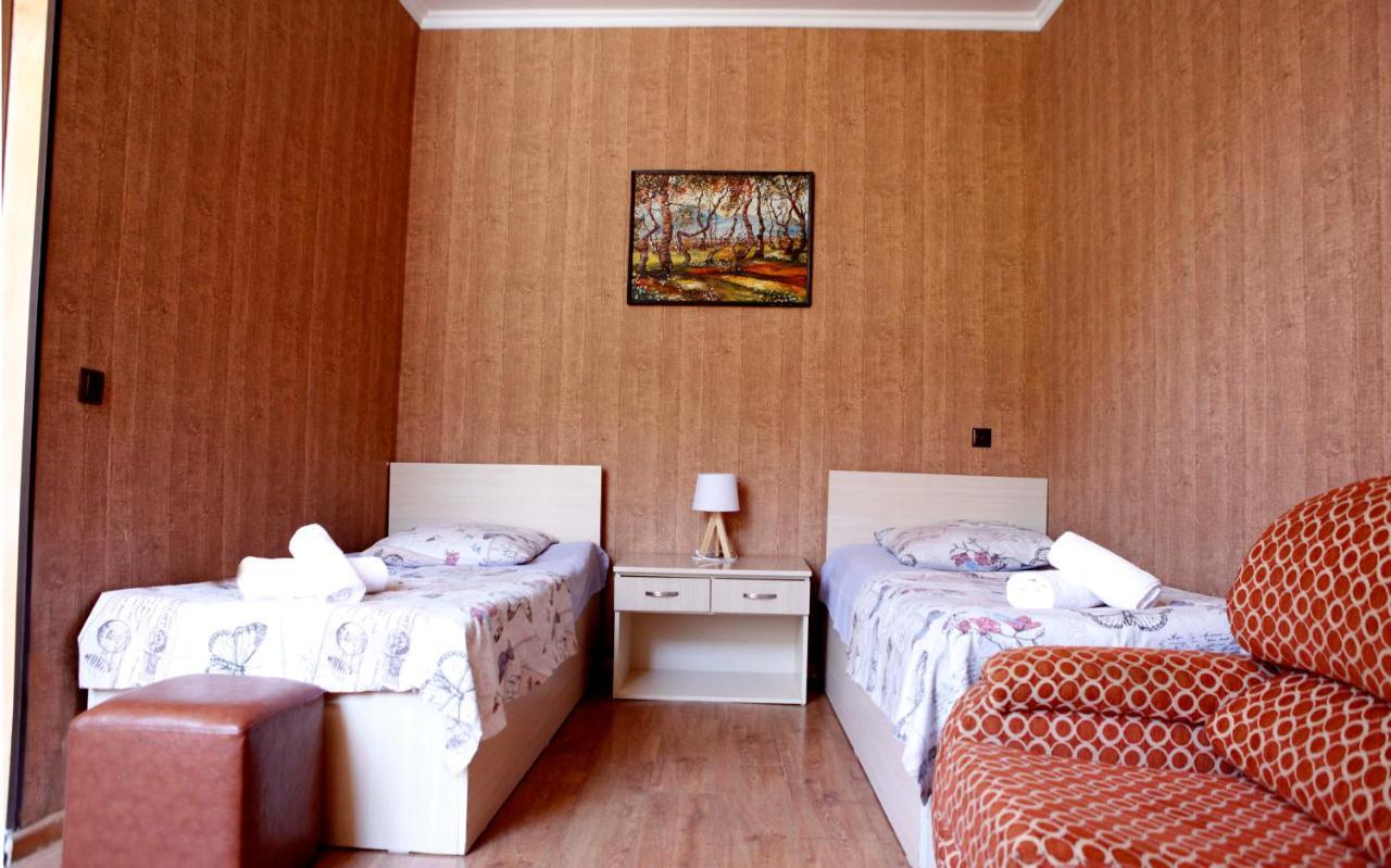 Family Mini-Hotel Martirosyan'S And Tours Yerevan Ngoại thất bức ảnh